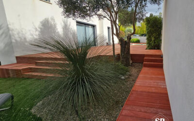 Terrasse bois, plage de piscine, banquette, escaliers et passerelle