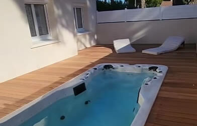 Terrasse bois en Merbau autour de ce Spa de nage