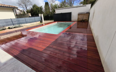 Terrasse bois en Padouk autour de cette piscine Hyméo