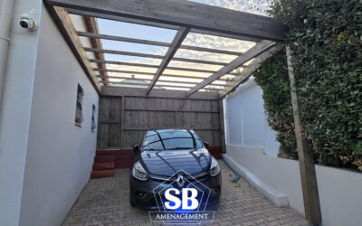 Carport, porte coulissante et terrasse en padouk
