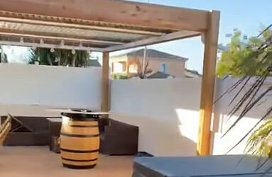 Pergola bioclimatique et terrasse en Garapa
