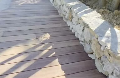 Superbe terrasse bois en padouk autour de cette piscine