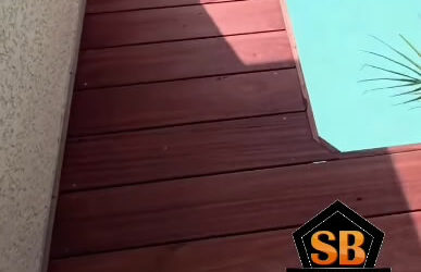 Terrasse bois en padouk pour ce tour de piscine