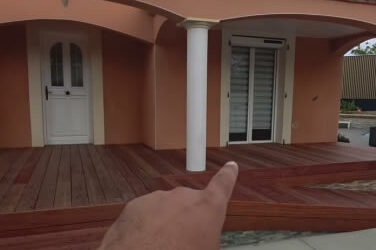 Terrasse bois en Padouk en recouvrement d’un ancien carrelage